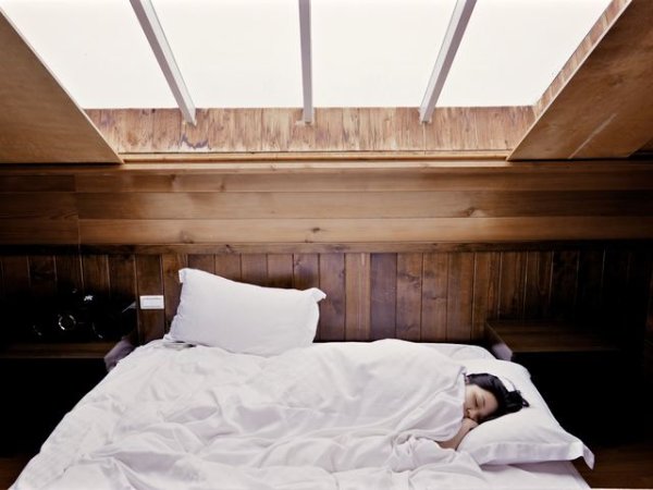 Осигурете си достатъчно сън
Доказано е, че недостигът на сън може да се отрази негативно на физическото ни и емоционално здраве. Затова се опитайте да си осигурите не по-малко от 8 часа хубав сън.&nbsp;&nbsp;&nbsp;Снимка: unsplash