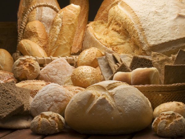 Хляб&nbsp;Хлябът мухлясва, ако се държи дълго в хладилник, а и извън него. За да го предпазите от мухъл, сложете парче целина в плика с хляба. Тя няма да го умирише или да навреди на текстурата му, а ще извлече влагата от хляба, предпазвайки го от мухлясване.&nbsp;Снимка: istock