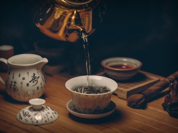 Зелен чай
Чудесна напитка за повишаване на имунитета през есенните и зимни месеци. Зеленият чай, подобно на черния чай, е с високо съдържание на флавоноиди, които са вид антиоксиданти. Зеленият чай има високи нива на епигалокатехин галат (EGCG), мощен антиоксидант, за който е доказано, че подобрява имунната функция.&nbsp;Снимка: pixabay