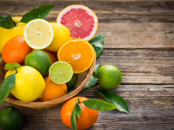 Цитрусови плодове
Витамин, от който се нуждаем всекидневно, за да бъдем в добро здраве е витамин С. Според учени, витаминът спомага за увеличаване броя на белите кръвни клетки, което е от съществено значение в борбата с вирусите и инфекциите. За да си осигурите есенна и зимна защита на организма, добавете към менюто си&nbsp; грейпфрути, портокали, мандарини, лимони, лайм и клементини. Снимка: istock