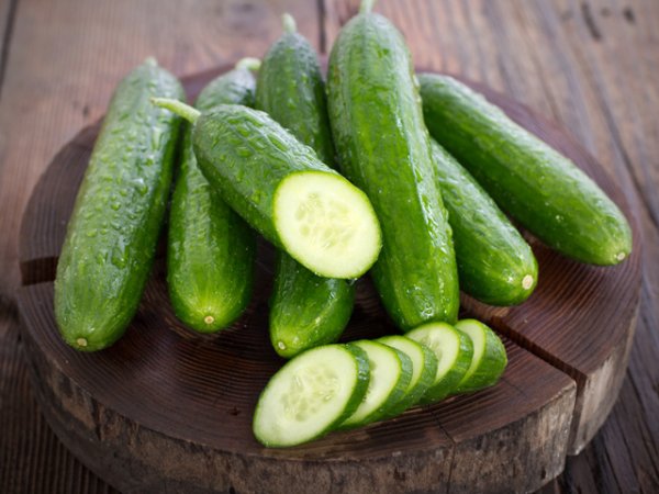 Краставици
Един от най-добрите зеленчуци за красота. Краставиците имат високо съдържание на вода, която рехидратира кожата. Съдържат и силициев диоксид, повишаващ колагена, и сяра, укрепваща кожата. Консумацията им ни осигурява и витамин К, който увеличава еластичността на кръвоносните съдове.&nbsp;Снимка: istock