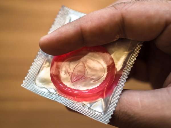 Презервативи&nbsp;
Много хора си мислят, че хлъзгавите латексови презервативи могат да минат лесно през тръбите на тоалетната или канала, но това е огромна грешка. Колкото и да ви е неудобно, че трябва да изхвърлите такъв отпадък, най-добре го направете в коша за боклук. Изхвърлите ли презерватив в канала или тоалетната рискувате да се сдобиете с грандиозно запушване.&nbsp;Снимка: istock