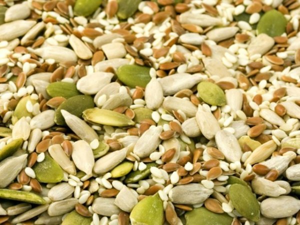 Добавете полезни семена&nbsp;
Те са изключително богати на витамин Е, който помага на кожата да бъде здрава и гладка. Може да добавите към лятното ви меню слънчогледови и тиквени семки,&nbsp; сусамово семе, може и под формата на тахан, смляно ленено семе.&nbsp;&nbsp;
Снимка: pixabay