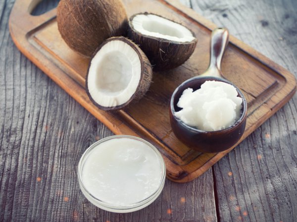 Кокосово масло&nbsp;
Известно е, че кокосовото масло спомага за възстановяване кожната тъкан. Маслото използваме както локално, така и при приготвянето на здравословни десерти, кулинарни изкушения. Кокосовото масло е едновременно хидратиращо и възстановява съединителните тъкани, докато увредените съединителни тъкани често са причина за появата на бръчки.&nbsp;
Снимка: istock