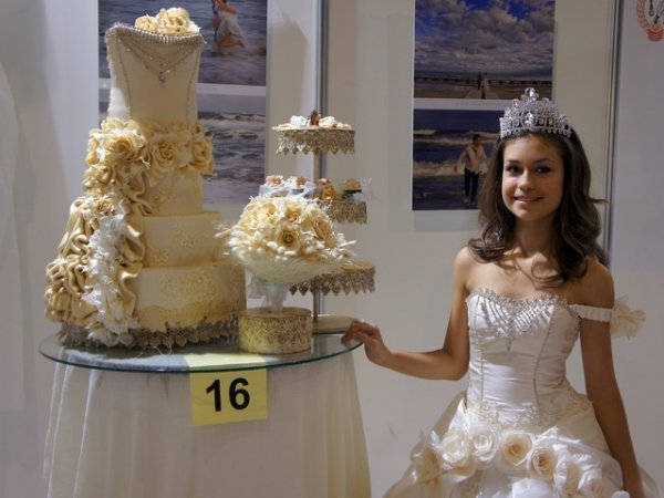 Сватбената торта може да копира елемент от булчинската рокля или да бъде нейно точно копие.