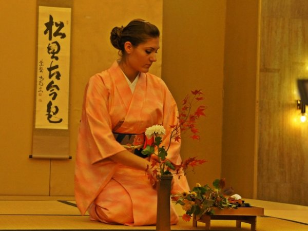 Чайната церемония започва с подреждане на цветя за чайната стая. Те се подреждат по специален начин,различен от принципите на икебана.