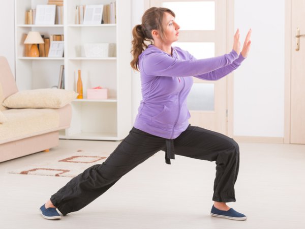 Тай Чи
Тай Чи е фантастична практика, която ще ви помогне да намалите стреса, тревожността и хроничното възпаление в организма. Движенията са бавни, но фокусирани и спомагат за тонизиране на мускулите. Само след няколко часа практикуване ще откриете, че балансът и гъвкавостта ви са подобрени. Тай Чи е активност, която се предлага в много зали за спорт, но може да гледате и видео уроци в интернет.&nbsp;&nbsp;Снимка: istock