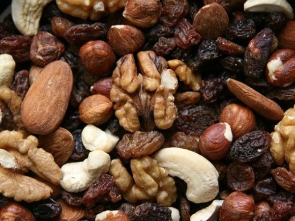 Семена и ядки
Те са необходими на тялото ни за оптимално производство на хормони. Бадеми, ленено семе, орехи, кашу, семена от чия, лешници и други са богати на омега-3 мастни киселини, които благоприятстват здравето на матката.&nbsp;&nbsp;Снимка: pixabay