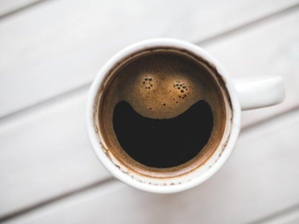 Внимавайте с консумацията на кофеин
Кафето е любима напитка на милиони хора по света. Колко чаши кафе пиете на ден?&nbsp;Изследванията показват, че когато приемаме повече кофеин, се излагаме на риск от намаляване на костната плътност, тъй като кофеинът намалява абсорбцията на калций. Специалисти препоръчват да не се консумират повече от 4 чаши кафе дневно.
&nbsp;Снимка: pexels