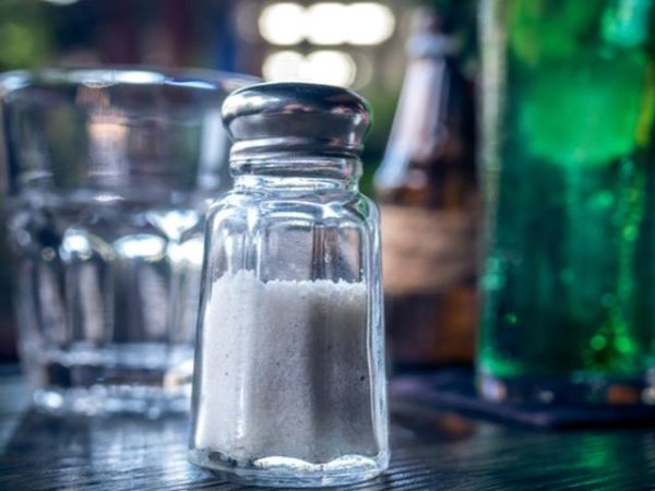 Внимавайте с консумацията на сол и солени храни
Според японски учени, повишеният прием на натрий излага на риск здравето на костите. Трапезната сол съдържа натрий, а когато я консумираме в повече, това може да причини загуба на калций и увеличава риска от остеопороза. Според Световната здравна организация, не бива да приемаме повече от 5 г сол на ден или малко по-малко от 1 чаена лъжичка. Замислете се само как се храните, как овкусявате ястията си, защото, ако не внимавате за количеството консумирана сол, най-вероятно дневният ви прием надвишава многократно тези 5 г.&nbsp;Снимка: pexels