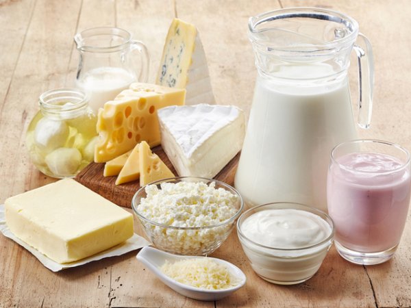 Млечни продукти&nbsp;Краве млякото и всички продукти, направени от него, които съдържат лактоза, включително кисело мляко, сладолед, крема сирене, извара и други подобни могат да предизвикат симптоми на раздразнено дебело черво. Лактозата е вид захар, която е трудно усвоима и може да предизвика стомашно-чревен дистрес.&nbsp;Снимка: istock