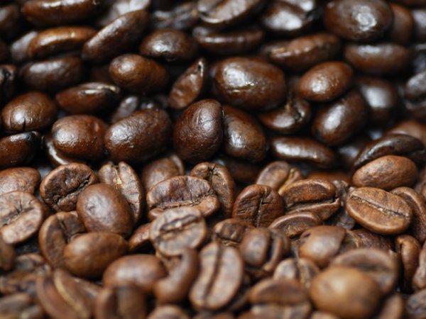 Кофеинови напитки&nbsp;За хората, които страдат от синдром на раздразненото черво, пиенето на чаша кафе сутрин е наслада, която не могат да си позволят. Кофеинът дразни стомаха и червата и може да увеличи диарията, болките и газовете в корема.&nbsp;Снимка: istock