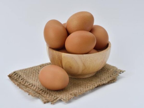 Твърдо сварено яйце
Яйцата са една от най-здравословните и най-полезни за отслабване храни, които може да хапвате като междинна закуска, ако сте много гладни. Те са богати на протеини, засищат и дават енергия. Към 1 твърдо сварено яйце може да добавите и няколко резена краставица. Снимка: Pixabay