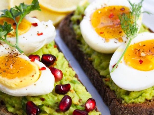 Яйца
Въпреки че яйцата имат високо съдържание на холестерол, изследвания показват, че това не влияе на общия холестерол в кръвта по същия начин, както наситените мазнини. Американски учени смятат, че хората, които консумират редовно яйца, имат по-малък риск от инсулт. Снимка: pexels