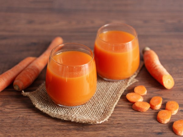 Фреш от моркови
Морковите са богати на антиоксиданти и витамини, които улесняват детоксикацията в организма, което от своя страна помага на системата да елиминира голяма част от токсините. Морковите са богати и на витамини К и А. Пресният сок от тях спомага за поддържане на нивата на холестерола и кръвната захар, благодарение на съдържанието на калий. Сокът от моркови спомага за загубата на излишни килограми и водното тегло.&nbsp;
Снимка: istock