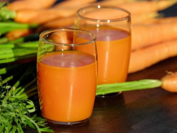 Поддържа кожата здрава и блестяща
Бета-каротинът, който придава яркият отличителен цвят на морковите е ефективен при борбата с увреждането на кожата, причинено от слънцето. В допълнение, каротинът и ликопенът, които се съдържат в сока от моркови, правят кожата по-здрава.&nbsp;Снимка: pexels