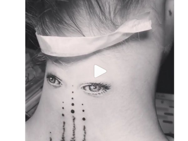 "Очите" на Кара Делевин
Моделът Кара Делевин също има няколко татуировки по тялото, но безспорно най-фрапантната представлява чифт очи, изрисувани на тила й. Красива рисунка, но малко плашеща, нали?
Снимка: Instagram Cara Delevigne