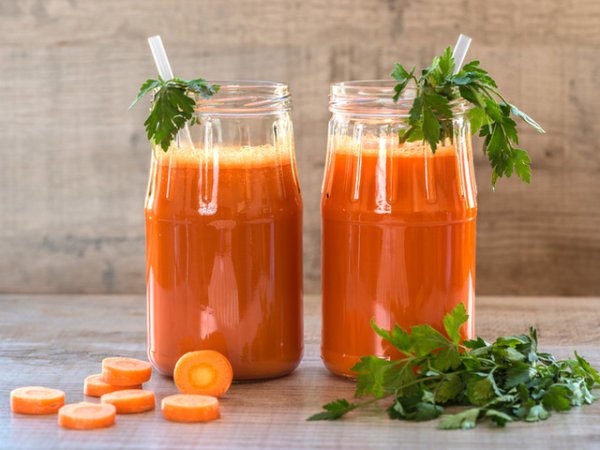 Подкрепя оралното здраве
Сокът от моркови може да помогне да запазите зъбите и венците си здрави. Фенолите, които се съдържат в зеленчуците, имат антимикробен ефект, за който е доказано, че предотвратява растежа на хранителни бактерии. Снимка: istock