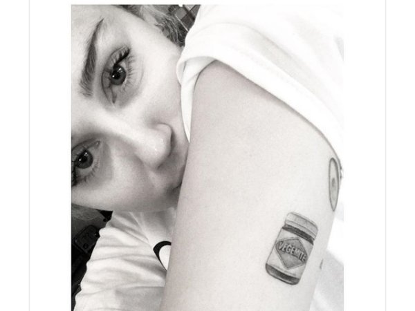 Бурканчето на Майли Сайръс
Ексцентричната певица намира доста странен начин да изрази любовта си към годеника си Лиъм Хемсуърт, татуирайки на рамото си неговата любима австралийска закуска - бурканче "Vegemite".
Снимка: Instagram Miley Cyrus