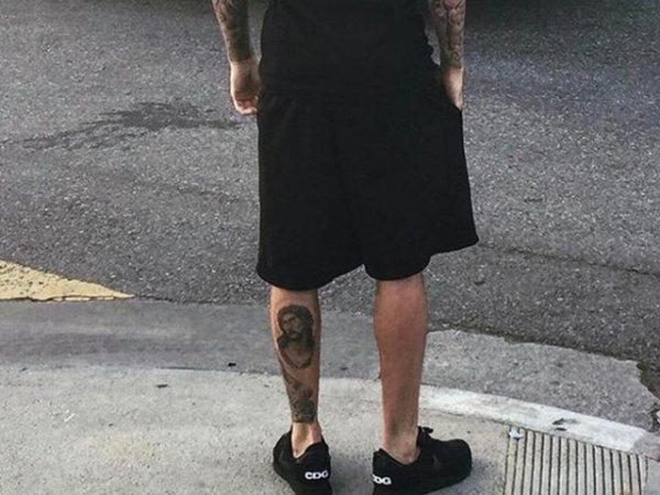 Портрет на Исус Христос на крака на Джъстин Бийбър
Певецът има огромен брой татуировки по себе си, но феновете му намират за малко неуместен портрета на Исус Христос, изрисуван на задната част на крака му.
Снимка: Instagram Justin Bieber