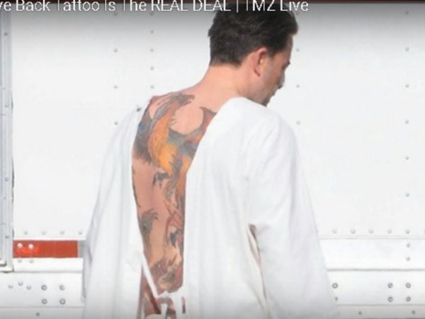 Фениксът на Бен Афлек
Бен Афлек дълго твърдеше, че огромният цветен феникс на гърба му е изкуствена татуировка, но папараци го изловиха и се оказа, че си е съвсем истинска. Колкото и да го е срам от нея...
Снимка: кадър Youtube/TMZ