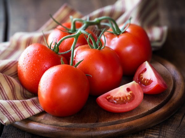 Домати&nbsp;Доматите са превъзходен източник на калий, витамин С, желязо. Те съдържат антиоксиданти, важни в борбата с възпаленията. Ликопенът в доматите намалява риска от сърдечносъдови заболявания.&nbsp;Снимка: istock