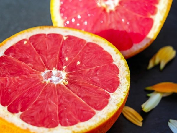 Грейпфрут
Един от най-добрите плодове за топенето на излишните мазнини. Засилва имунитета, защото ни осигурява антиоксиданти като витамин С и А, както и от фибри, калий. В 100 грама плод се съдържат около 8 грама въглехидрати.&nbsp;Снимка: pixabay