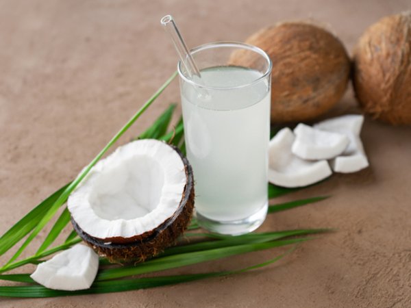Кокосова водаВ 600 милилитра кокосова вода се съдържат 13% от количествата калий, необходими на организма за деня. Кокосовата вода е добър източник на електролити и не съдържа много калории.&nbsp;Снимка: istock