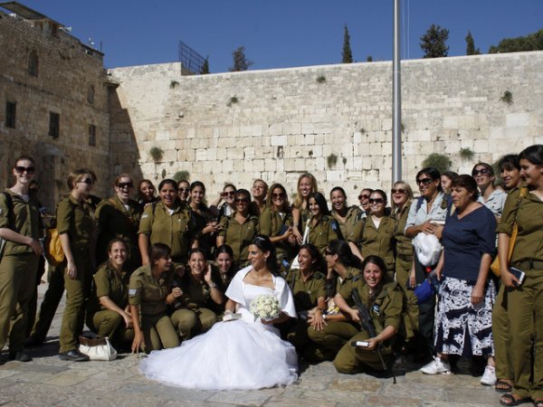 Това е сватба в близкия изток. Дори не е нужно да се пише, че е в Израел. Снимка: Reuters