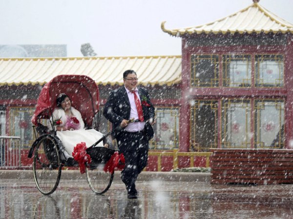 Тази обиколка с двуколка е интересен начин да покажеш любовта си - особено в снега и студа. Снимка: Reuters