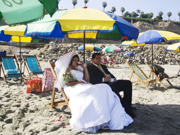 Сватба на плажа - класика за лятото. Снимка: Reuters