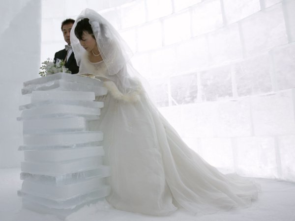 Сватба върху амвон от ледени блокове. Символиката на бялото завладява. Снимка: Reuters