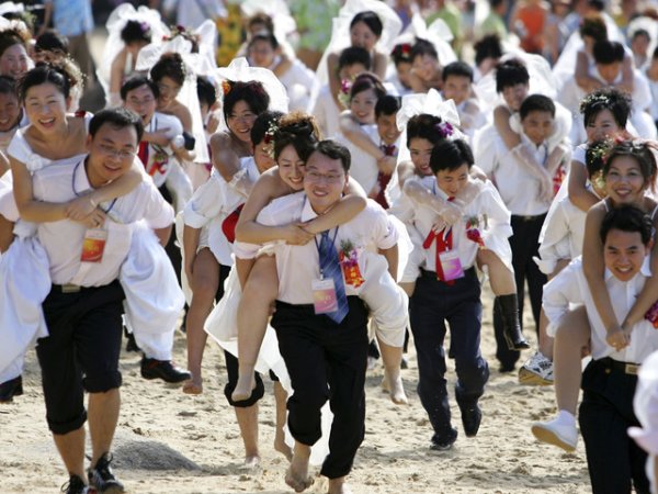 Сватбен маратон и тук не е нужно да се пояснява, че е в Китай - къде другаде толкова младженци, все еднакви и все готови на подобно деяние? Снимка: Reuters