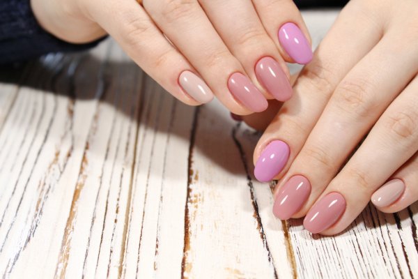 Нюд преливащ маникюр в розови тонове. Снимка: istock