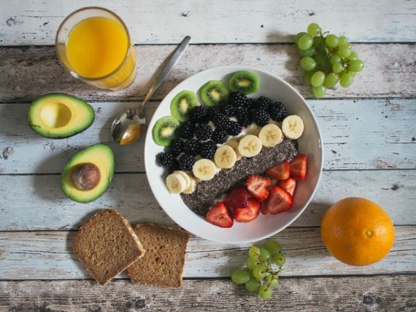 Горски плодове
Малини, ягоди, боровинки и т. н... Вкусните горски плодове ни осигуряват добри количества антиоксиданти, които помагат да се борим със свободните радикали. Антиоксидантите спомагат и за производството на нервни клетки в мозъка и тялото.
Снимка: unsplash
