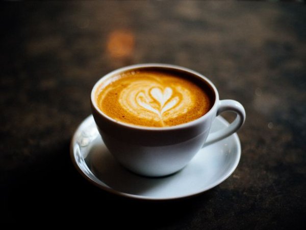 Кафе
Големите дози кофеин засягат основно сърцето, причиняват безсъние, гадене и главоболие. Но за да усетите тези по-сериозни негативни последици от пиенето на кафе, трябва да сте истински фен и продължително време да консумирате дневно по 4-5 чаши. Също така, прекомерната консумация на кофеин се свързва и със синтеза на хормона кортизол, който е отговорен за натрупването на излишни мазнини в областта на талията.&nbsp;Снимка: Unsplash