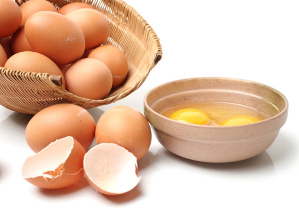 ЯйцаВ яйцата се съдържат почти всички необходими хранителни вещества. Те са много богати на биотин, селен, цинк и редица витамини. Консумацията на яйца и прилагането им върху кожата и косата под формата на маска прави истински чудеса със здравината им.&nbsp;Снимка: istock