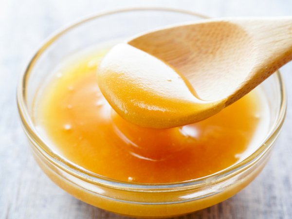 Мед от манука
За медът от манука се смята, че спомага за избледняване на белезите, намалява появата на бръчки, успокоява екземата, подхранва кожата, насърчава заздравяването на рани, има силни антибактериални свойства. Грижи се за кожата както вътрешно, когато го хапваме, така и когато се прилага локално, като грижа. Снимка: istock