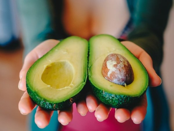 Авокадо
Богато е на полезни за здравето на кожата мазнини. Според западни проучвания, хората, които консумират храни, богати на мононенаситени мазнини, като авокадото, са със значително по-малък риск от тежко стареене на кожата. В допълнение, авокадото е полезно за сърцето и очите.&nbsp;Снимка: pixabay
