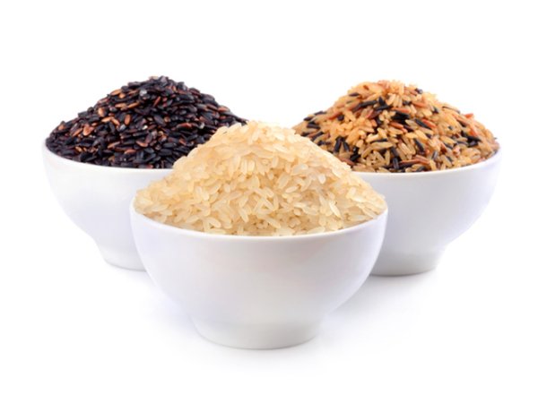 Ориз&nbsp;Оризът е добър източник на фолиева киселина. Още по-добър е кафявият ориз, защото е нерафиниран. В неговата обвивка се крие цялата палитра от витамини от група В и редица минерали. В половин чаша сварен ориз се съдържат около 90 микрограма фолиева киселина или около 22% от дневния прием.&nbsp;Снимка: istock