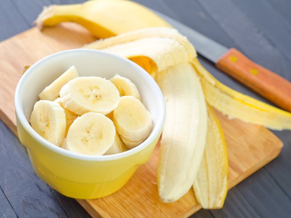 БананиБананите са един от най-богатите източници на калий сред плодовете. Те имат свойството да намаляват кръвното налягане, холестерола и телесните мазнини. Някои проучвания показват, че бананите помагат за потискане на развитието на левкемия.&nbsp;Снимка: istock