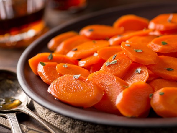 МорковиМорковите са много наситени с бета-каротин, придаващ им характерния оранжев цвят. Те са важни в борбата с рака на белия дроб, левкемията, тъй като потискат тяхното разрастване. Снимка: istock