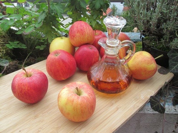 Ябълков оцет и водаРазредете &frac12; чаена лъжичка ябълков оцет в чаша вода. Изплакнете устата с този разтвор преди да миете зъбите всяка сутрин. Снимка:&nbsp;pixabay