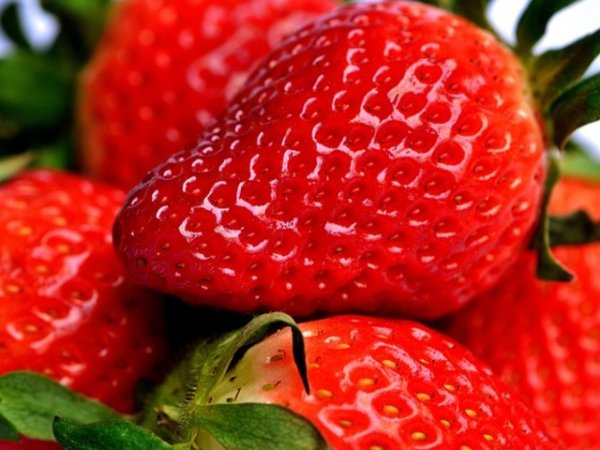 ЯгодиСмачкайте една узряла ягода с лъжица. Почиствайте зъбите с получената ягодова паста за няколко минути. Ягодите съдържа естествени избелващи вещества, които премахват жълти петна от зъбите. Снимка: maxpixel