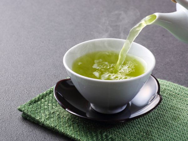 Пийте зелен чай
Една от най-препоръчваните напитки за отслабване е зеленият чай. Той е богат на мощни антиоксиданти, наречени катехини и епигалокатехин галат. Антиоксидантите засилват метаболизма, спомагайки за елиминирането на излишните килограми, особено в областта на талията. Зеленият чай се счита за една от най-здравословните напитки, които може да добавите към вашата диета.&nbsp;Снимка: istock