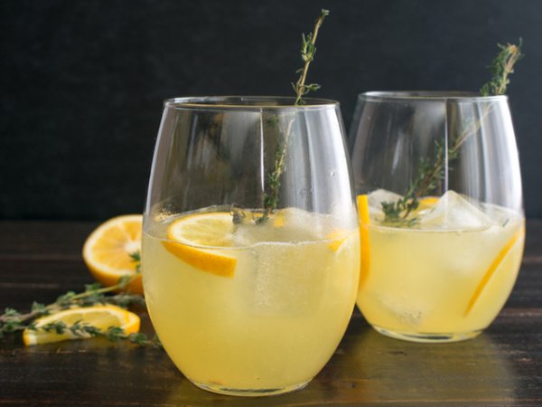 Лимонов сок
Ако не можете така да се наслаждавате на вкуса на лимона, комбинирайте го с други цитруси.&nbsp; Цитрусовите плодове, особено лимоните и лаймът, са богати на витамин С, който е мощен антиоксидант. Той е важен за синтеза на колагена и регенерацията в цялото тяло. Ако искате кожата ви да бъде млада и блестяща, пийте сок от цитруси.&nbsp;&nbsp;&nbsp;Снимка: istock
