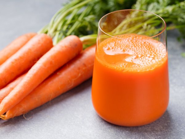 Сок от моркови
Морковите са богати на каротеноиди (бета-каротин, форма на витамин А, която е полезна за кожата), флавоноиди и антиоксиданти. Освен че подсилват имунната система, спомагат за намаляване на щетите, причинени от вредните свободни радикали. Снимка: istock