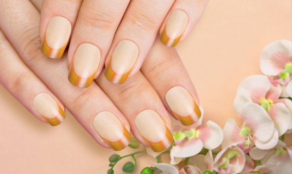 Жълт френски маникюр със сияещ ефект. Снимка: istock