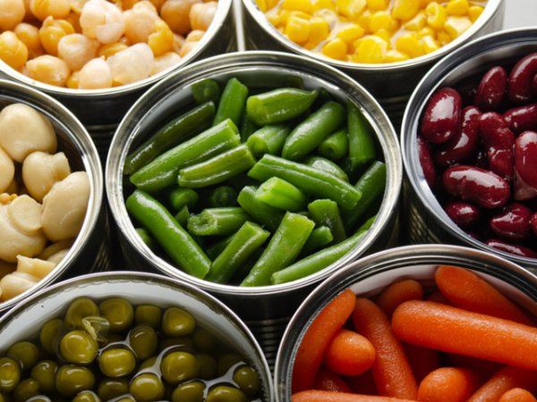 Нискокиселинни консервирани храни&nbsp;Консервирани храни с ниска киселинност издържат изключително дълго без да се развалят. Това са месо, бобови, грах, супи или консервирани зеленчуци. Висококиселинните консерви, като доматите и доматения сос например, имат по-кратък срок на годност.&nbsp;&nbsp;Снимка: istock