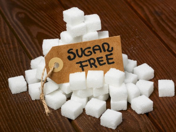 Храни с етикет &bdquo;без захар&ldquo;Обикновено тези храни съдържат изкуствени подсладители, които са не по-малко вредни за диабетици, защото все пак предизвикват скокове в кръвната захар и инсулина. Клетките на панкреаса регистрират, че в тялото постъпват сладки агенти, които се нуждаят от инсулин, за да бъдат обработени. Това важи най-вече при диабет тип 2, при които чувствителността на клетките към инсулина е компрометирана. Панкреасът секретира повече инсулин, за да компенсира глюкозата в кръвта. Това създава риск от изтощение на панкреаса в дългосрочен план и настъпване на инсулинозависим диабет.&nbsp;Снимка: istock